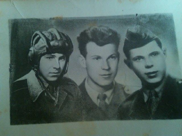 Fotka z vojny. Starý otec s bratmi :-)