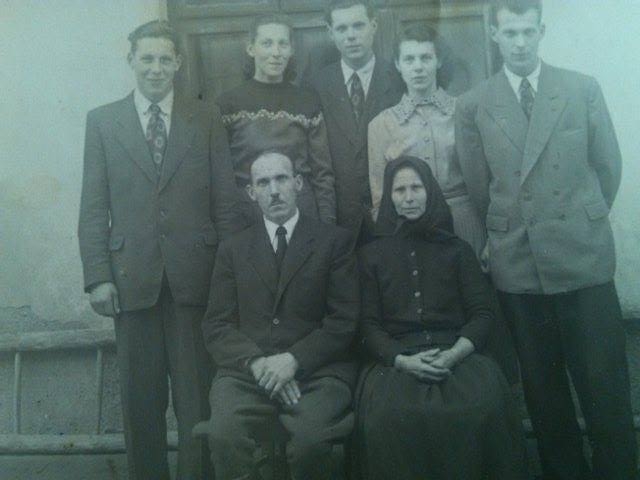 Na tejto fotke je môj dedko Ján so svojimi rodičmi a súrodencami.
