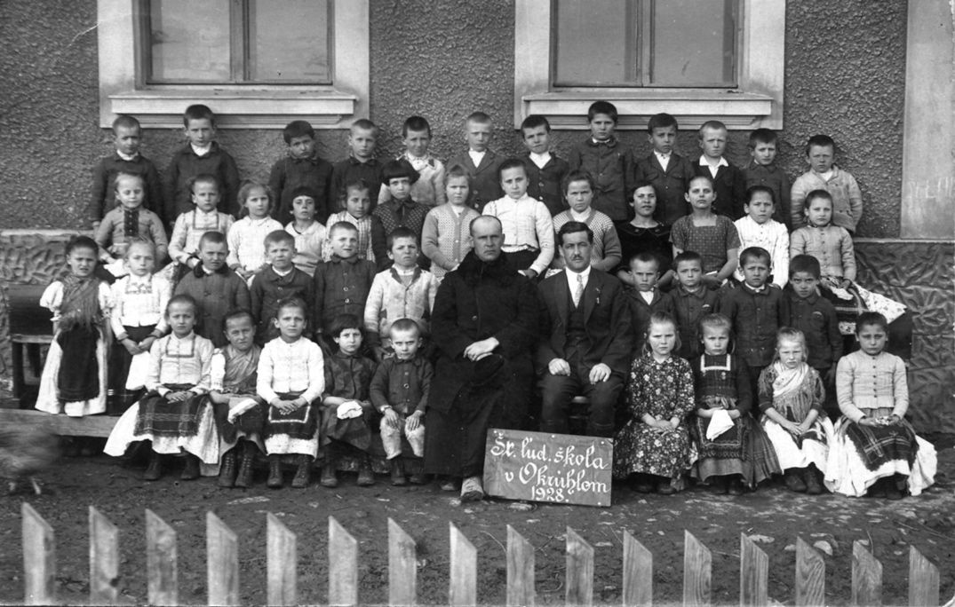 1928 Ján  Ciulis Okrúhle s farárom z Radomy.jpg